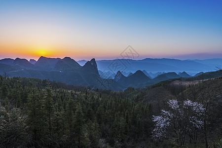 初春的落日辉映着勃勃生机的海洋山川高清图片