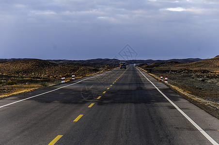 新疆戈壁大漠公路背景图片