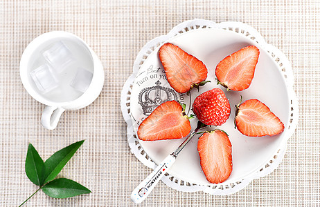 新鲜草莓水果草莓地高清图片