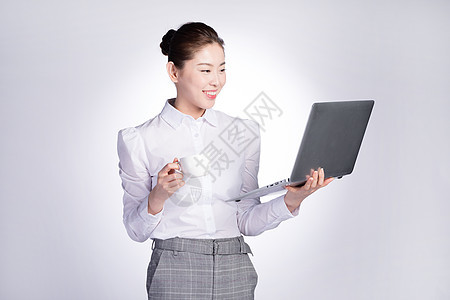 商务女性手持电脑办公背景图片