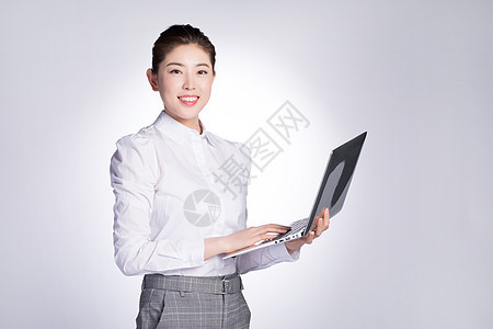 商务女性手持电脑办公图片
