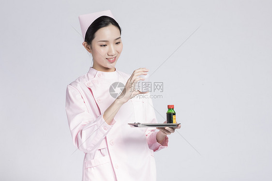 拿着医疗药品的护士