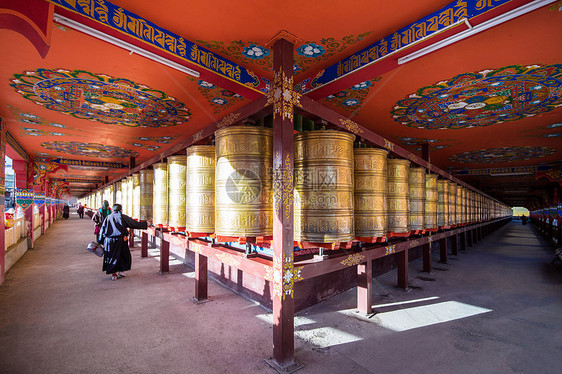 亚青乌金禅寺的转经筒图片