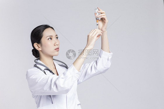 拿着针筒的医生
