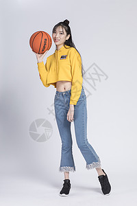 玩篮球的青年女性图片