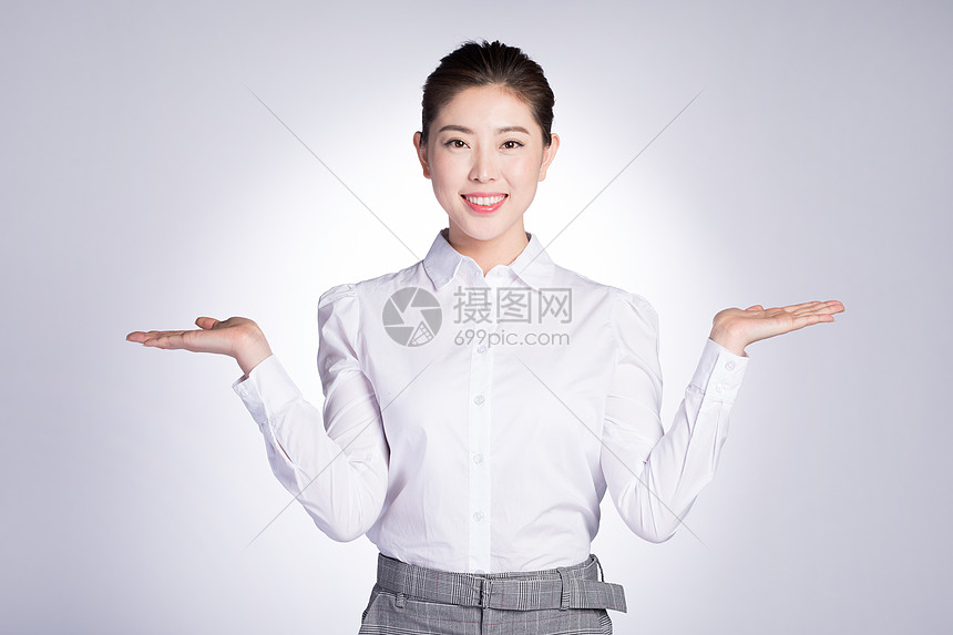 商务女性展示动作图片