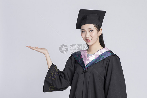 毕业的女大学生图片