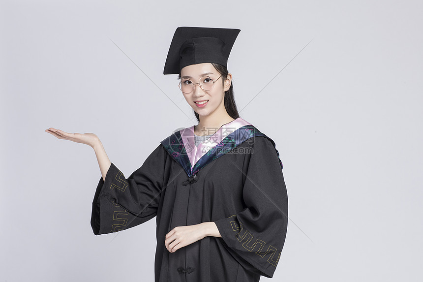 毕业的女大学生图片