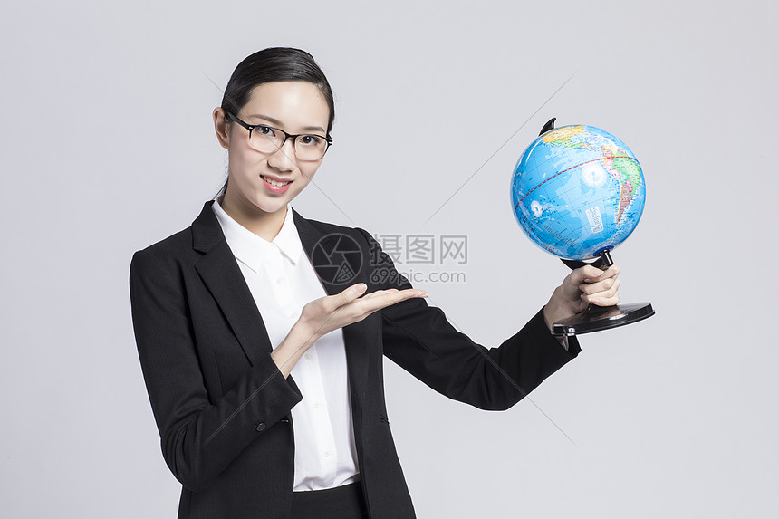 拿着的地球仪的职业女性图片