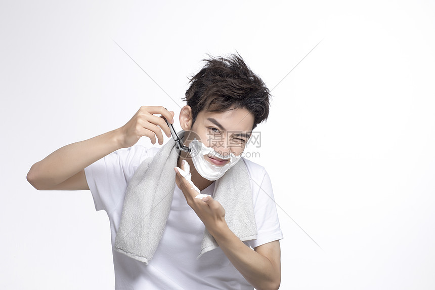 青年男性刮胡子图片