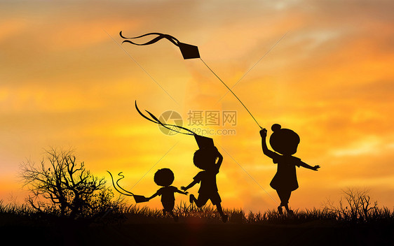 夕阳下放风筝的孩子图片