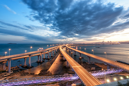 夕阳下的海景云霞映衬下的跨海大桥背景