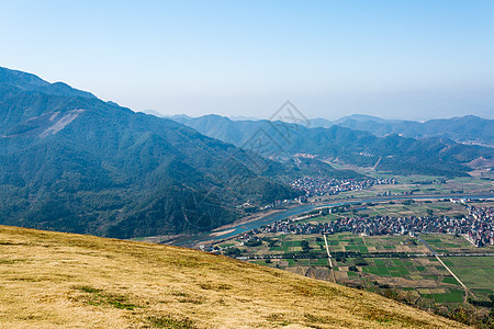 蓝天下山顶眺望全景图片