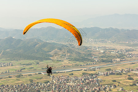 空中运动在天空中翱翔背景