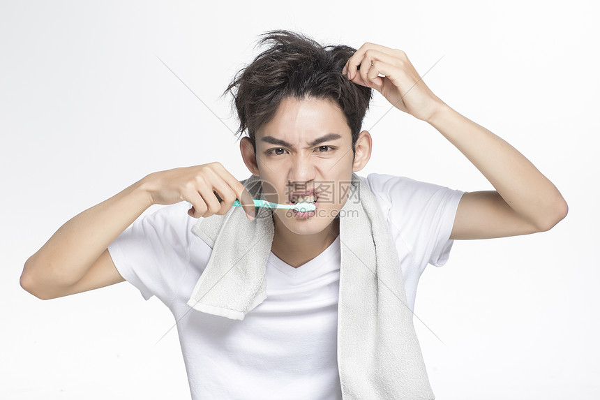 刷牙的青年男性图片