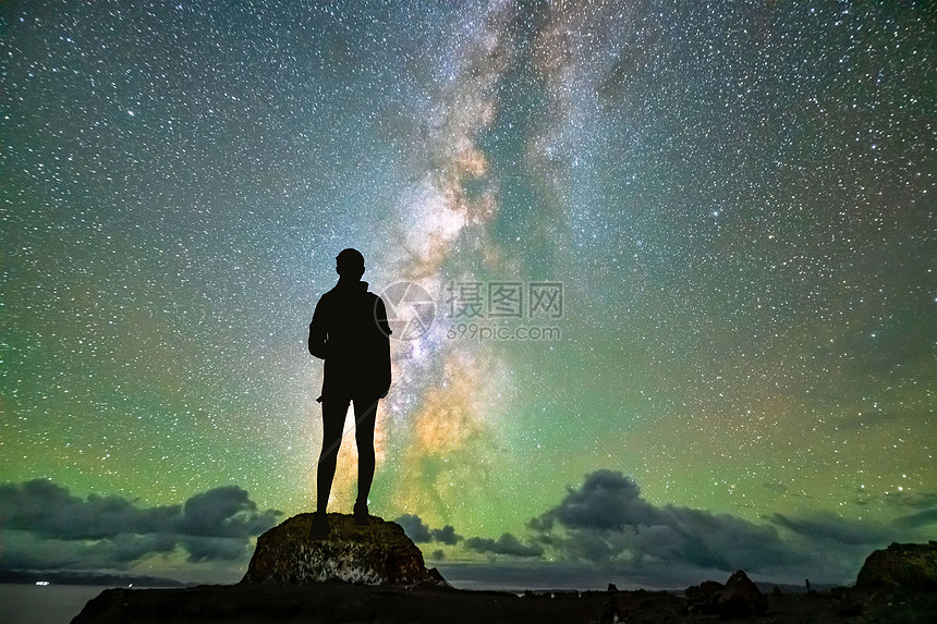 登山望夜景图片