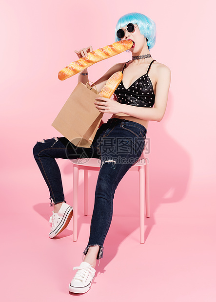 时尚美女霸气坐姿抱着面包袋图片