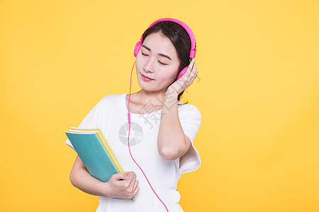 耳机学习青春学生抱着书听音乐背景