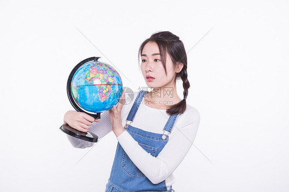 青春大学生手拿地球仪图片