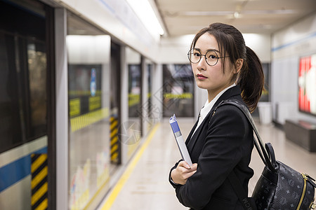 地铁人物青年女性下班等地铁背景