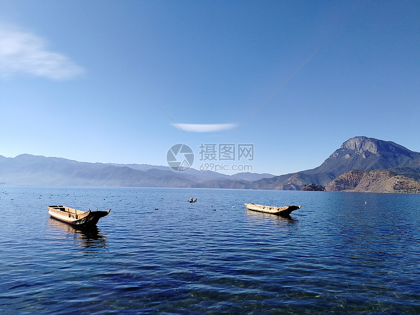 两只船儿漂浮在静静的湖面图片