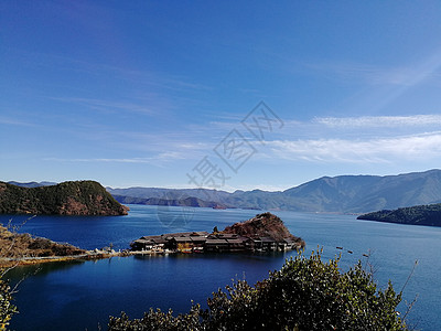 湖光山色蓝天白云静景高清图片