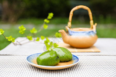 挂艾草与菖蒲绿茶摆盘与青团特写背景