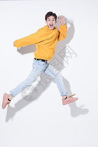 跳跃中的活力青年男性背景图片