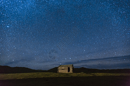 户外旅游夜晚大草原上璀璨的星空背景