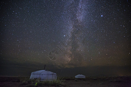 草原星空下的蒙古包图片