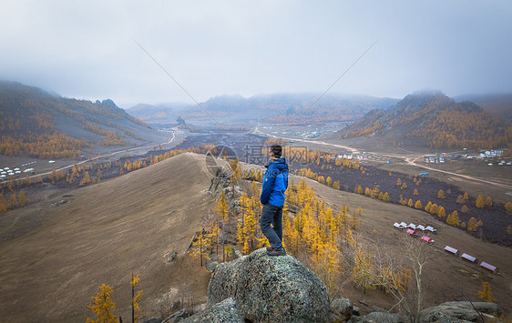 登上山顶远眺风景的人图片