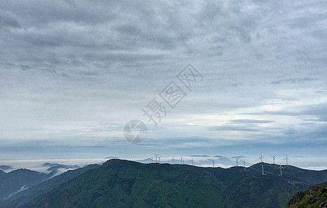 户外登山浙江括苍山云海风车背景