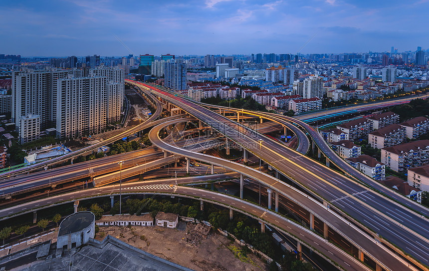 上海城市错综复杂的高架桥图片