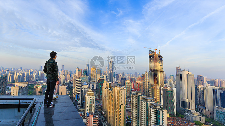 站在天台上俯瞰上海城市的人图片