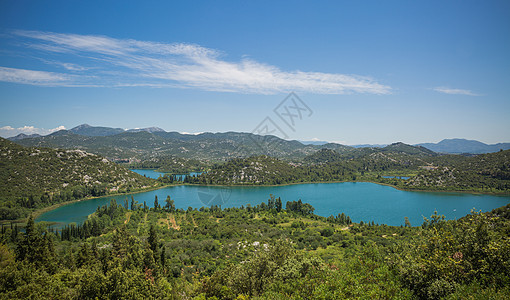被绿色植物环绕的高山湖泊图片