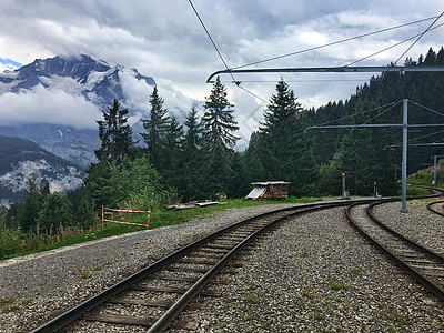 瑞士阿尔卑斯山观光火车车轨图片