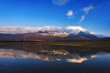 云绕雪山顶雪山晨曦背景