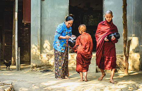 缅甸化缘的僧侣图片