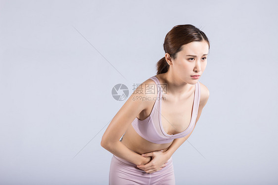 运动疼痛的年轻女人图片