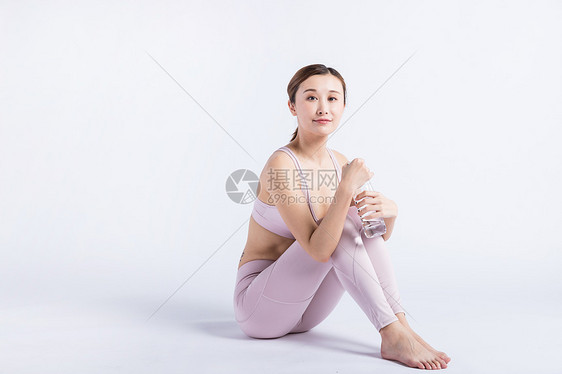 休息中喝水的年轻女人图片