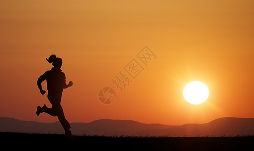 夕阳下奔跑剪影高清图片