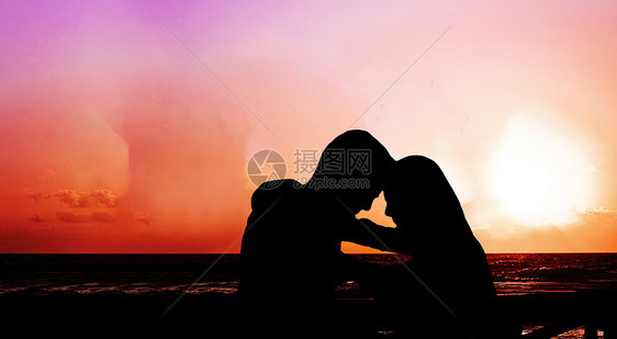 夕阳下相拥的情侣