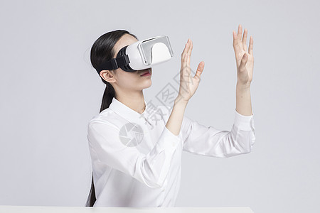 带vr眼镜的职业女性高清图片