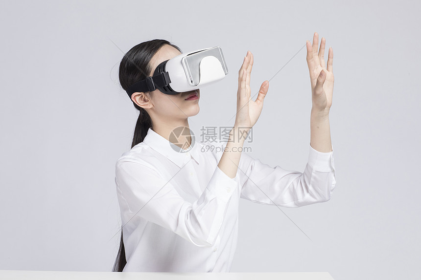 带vr眼镜的职业女性图片