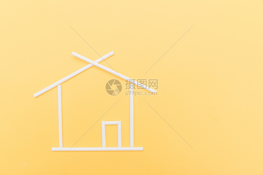 黄色背景上的简易房子图片