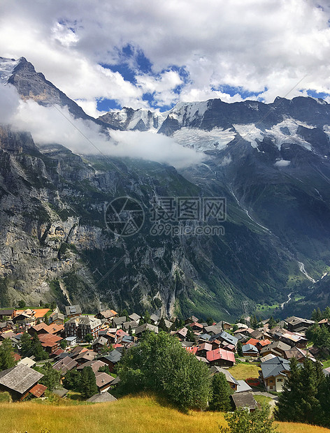瑞士阿尔卑斯山山脚下的村庄图片