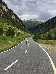 骑行在阿尔卑斯山图片