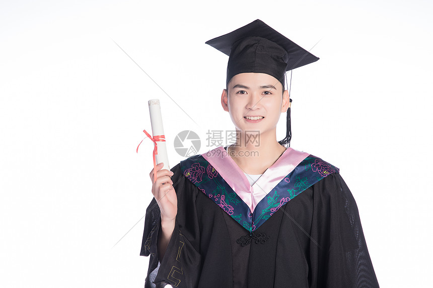 手持毕业证书的大学生图片