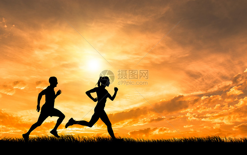 夕阳下奔跑剪影