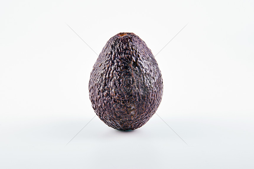一个新鲜完整的牛油果